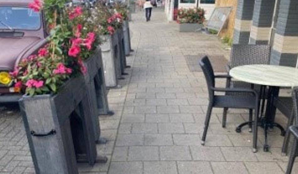 Bloembakken en terras op de stoep Stationsweg Bussum. 