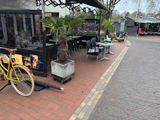 Nauwe doorgang bij brasserie Drusius. Uitwijken naar rijweg is noodzakelijk.,