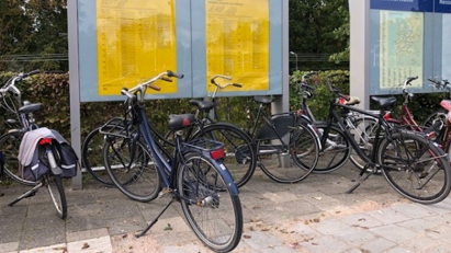 Fietsen die overal geparkeerd staan bij station Bussum Zuid