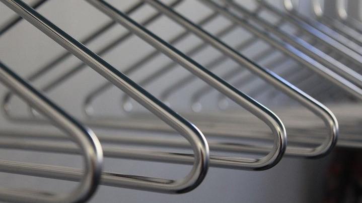 Garderobe. Roestvrijstalen kledinghangers