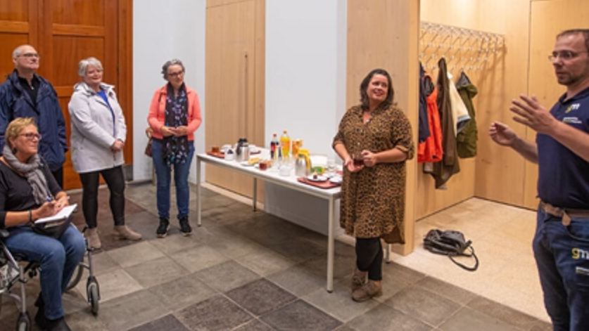 Hal nieuwe aula begraafplaats Bussum. Ontvangst door Anton Steller. Op de foto van links naar rechts: Joop Sanders, Marisca van den Berg, Bert Rigter, Nelleke Pérukel, Barbara Boudewijnse, Rinske van Duifhuizen, Anton Steller. (Foto BussumsNieuws, NaarderNieuws, Muidernieuws. Foto: Bob Awick)