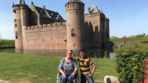 Nitish Sudhir Soundalgekar en Marisca van den Berg voor het Muiderslot