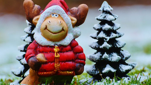 Rendierpoppetje staat voor een kerstboom