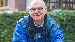 Bert Rigter met het beeldje de Kleine Johannes