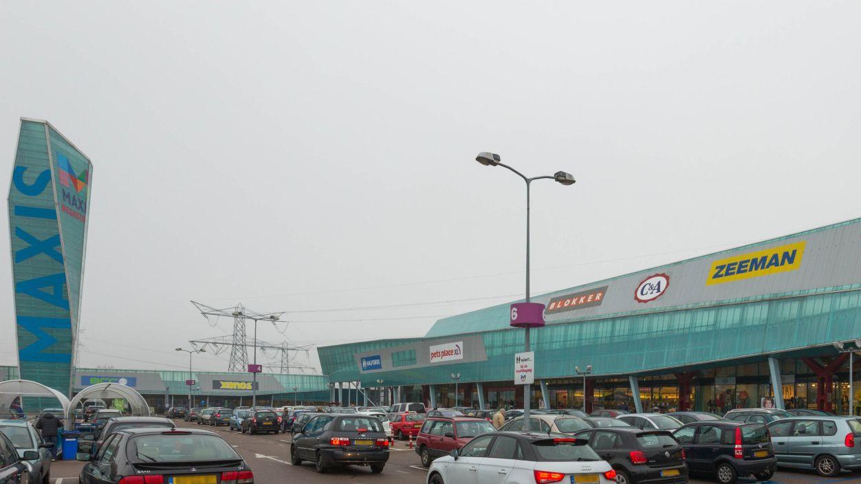 Foto vanaf het parkeerterrein van de Maxis in Muiden