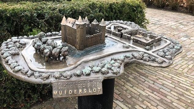 Bronzen maquette van Rijksmuseum Muiderslot met omliggend buitengebied
